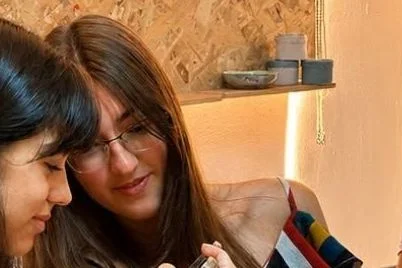 Хора работят с глина около обща маса